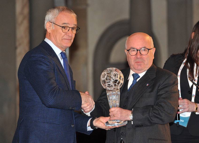 Claudio Ranieri, miglior allenatore italiano del 2016, con Carlo Tavecchio, presidente della Figc. LaPresse